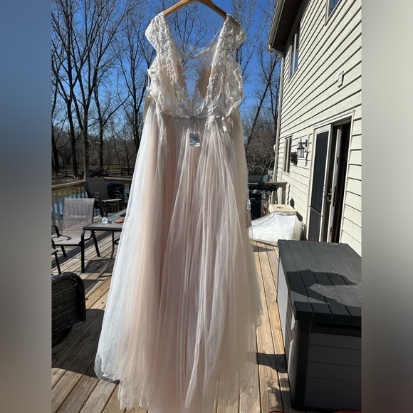 David’s Bridal Wedding Dress💍Plus Size 24W! Plunge Lace dress-Ivory/Blush Color - Picture 7 of 10